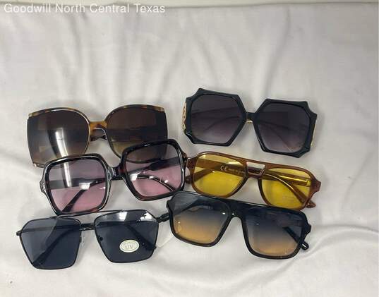 Lot of Fashion Sunglasses image number 2