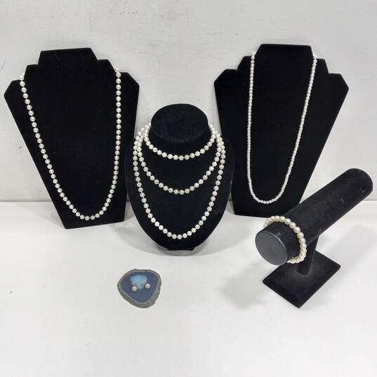 5 Assorted Costume Jewelry Pieces image number 1