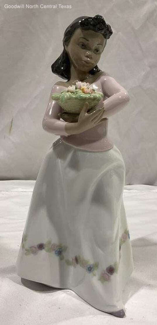 Lladro Figurine image number 2