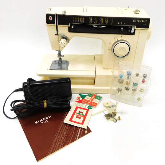 Singer 7110 Sewing Machine With Pedal & Accessories image number 1