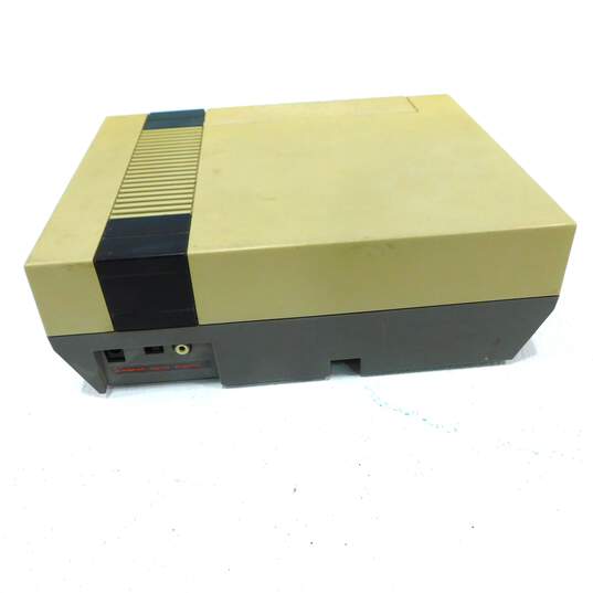 Nintendo NES Console For Parts Or Repair image number 5