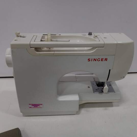Singer 6412 Millennium Series Zig Zag Sewing Machine with Foot Pedal & Manual image number 3