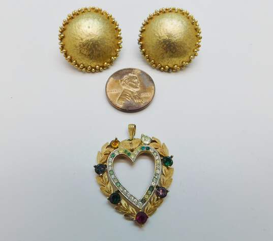 Vintage Crown Trifari Gold Tone Clip-On Earrings & Colorful Rhinestone Open Heart Pendant 27.9g image number 4