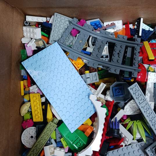 8.5 Pounds of Assorted Lego Bricks, Pieces and Parts image number 2