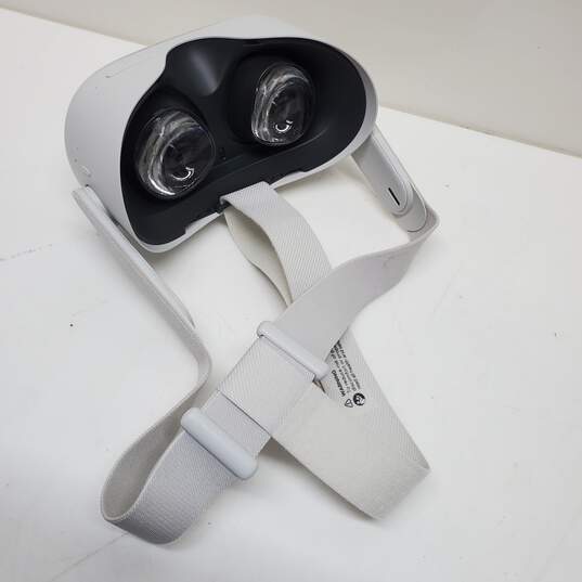 Oculus Quest VR Headset and Controllers Untested image number 2