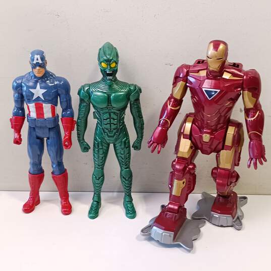 Mixed Lot Of Superhero Action Figures & Toys image number 2