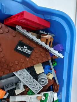 4.5lbs Bundle of Assorted Legos In Plastic Lego Bin alternative image