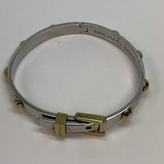 Designer Michael Kors Two-Tone Hinged Buckle Round Shape Bangle Bracelet image number 2