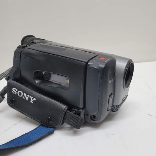 Sony Handycam Video 8 CCD-TRV21 NTSC Bundle with Bag and Accessories image number 7
