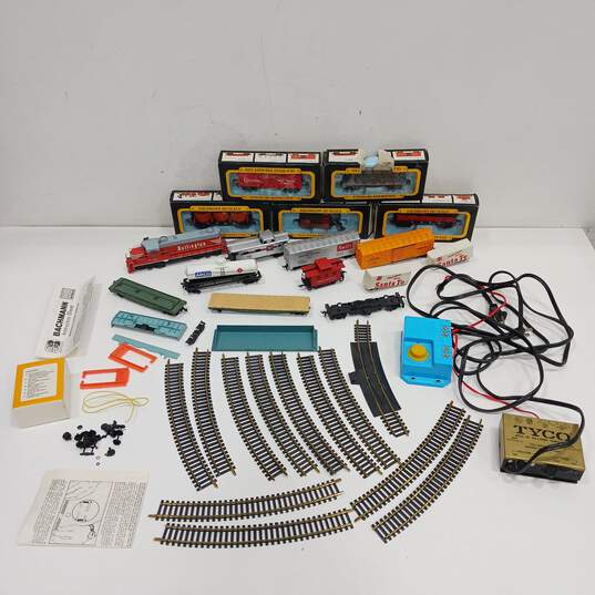 Bundle of Assorted Remote Control Train Set Pieces image number 1