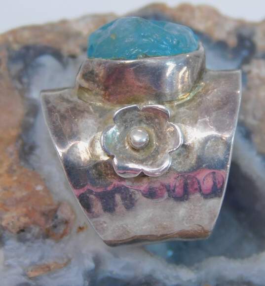 Artisan India 925 Raw Aquamarine Flower & Dotted Accents Hammered Wide Unique Band Ring 8.8g image number 4