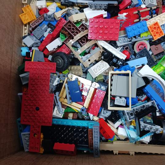 9.9lb Bundle of Assorted Lego Building Bricks and Pieces image number 4