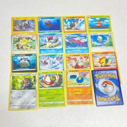 Assorted Pokémon TCG Common, Uncommon and Rare Trading Cards (685 Cards) alternative image