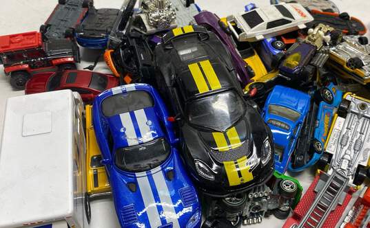 Lot of Assorted Die Cast Cars image number 5