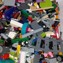 8.5lbs of Lego Pieces & Bricks alternative image