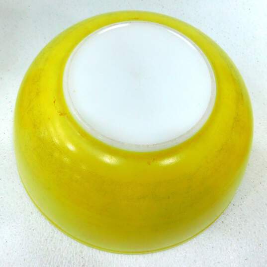 Vintage Pyrex Primary Yellow 4 Qt. & 1.5 Qt. Pale Yellow Mixing Bowls image number 7