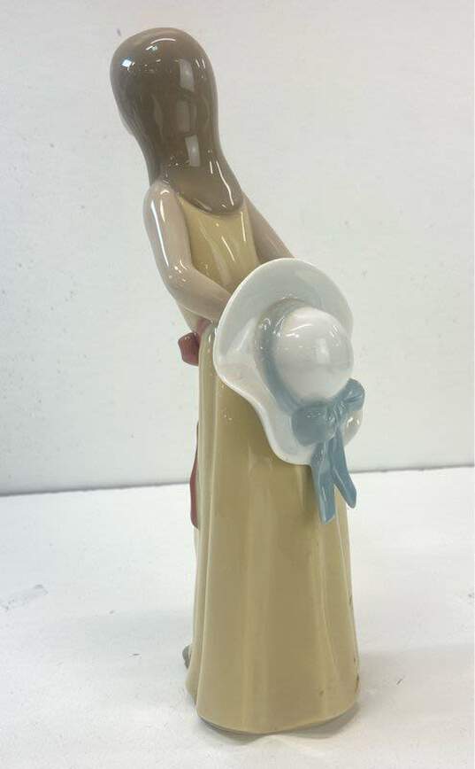 Lladro Porcelain DAISA 1978 Naughty Girl 9.5in Tall Girl with Hat Figurine image number 4