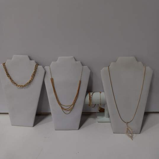5pc Bundle of Assorted Gold Tone Jewelry image number 1