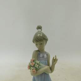 Lladro Spring Token 5604 Figurine Girl with Bouquet alternative image