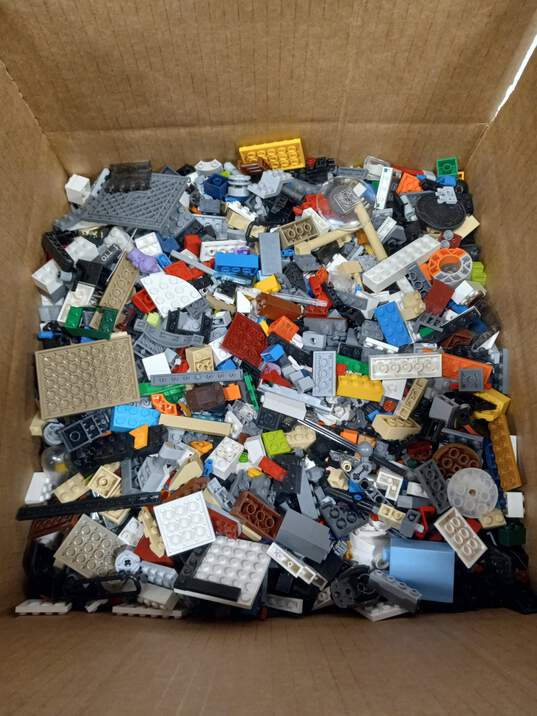 9.5lb Bulk of Assorted Lego Bricks, Pieces and Blocks image number 1