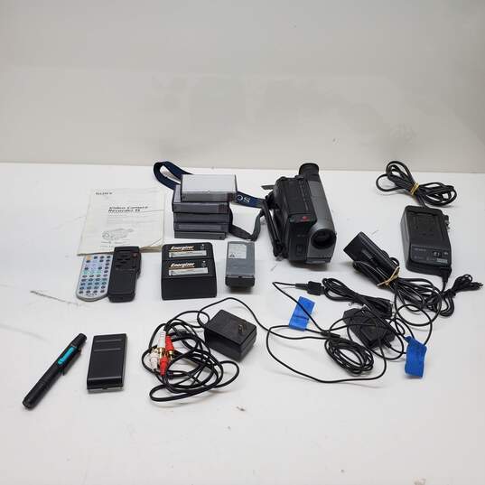 Sony Handycam Video 8 CCD-TRV21 NTSC Bundle with Bag and Accessories image number 2