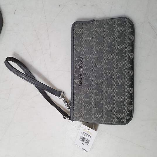 Buy the Michael Kors LG Connie Crossbody Bag Grey W/ Wristlet |  GoodwillFinds