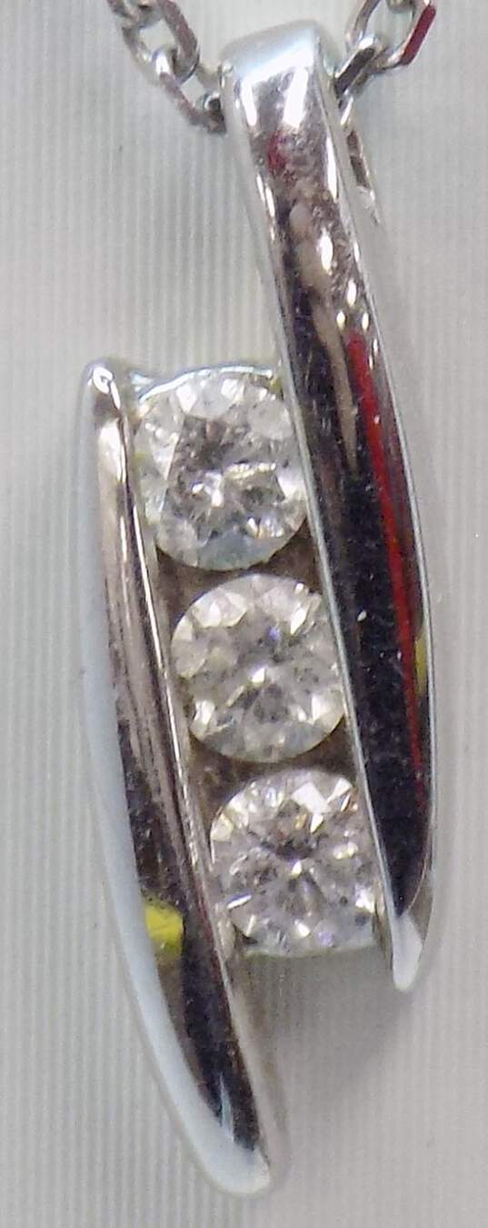 14K White Gold 0.18 CTTW Triple Diamond Pendant Necklace 2.7g image number 5