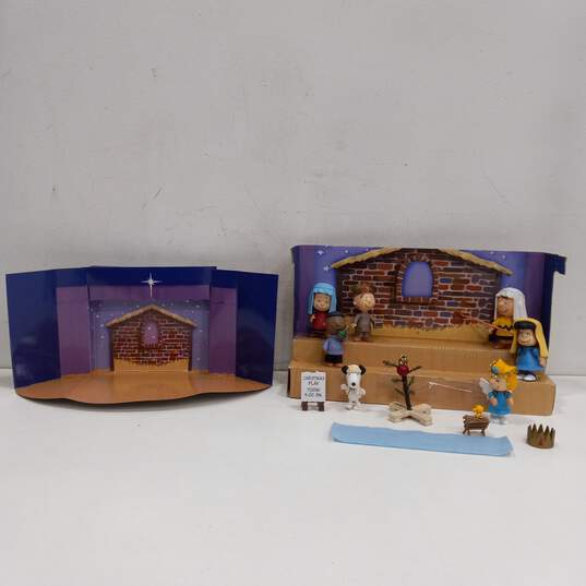 Peanuts 9 piece Mini Figure Set Nativity Christmas Play w/ Fold Out Stage-IOB image number 2