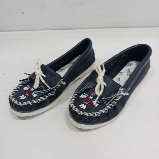 Women's Navy Minnetonka Shoes Size 5 image number 2