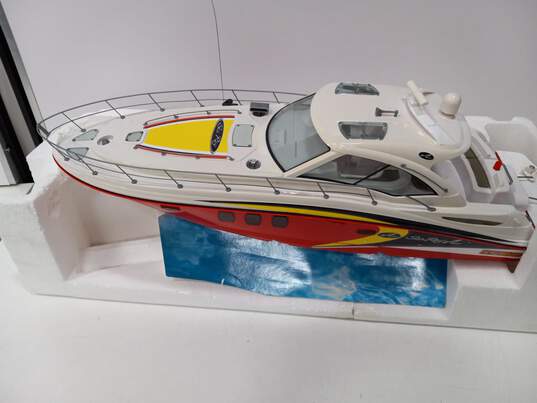 New Bright Sea Ray R/C Boat in Original Box image number 2