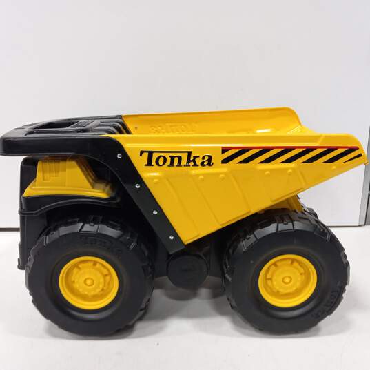 Tonka Yellow Metallic Dump Truck 2012 image number 1