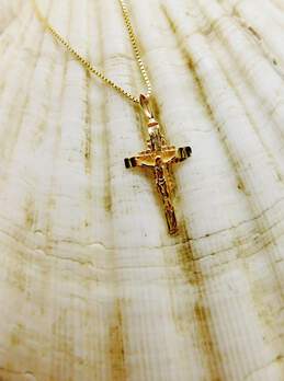 14K Yellow Gold Etched Crucifix Pendant Box Chain Necklace 1.5g alternative image