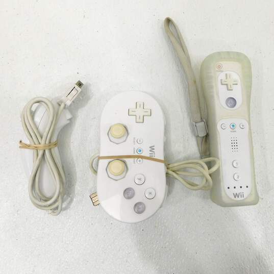 Nintendo Wii Console w/ Game Are You Smarter Than A 5th Grader Back To School image number 5