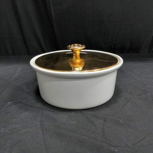 Vintage Hall Round Ceramic Baking Dish w/Gold Lid image number 1