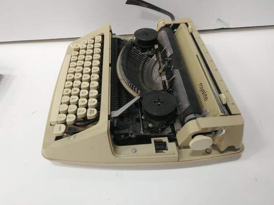 Vintage Royal Roya-Lite Typewriter image number 3