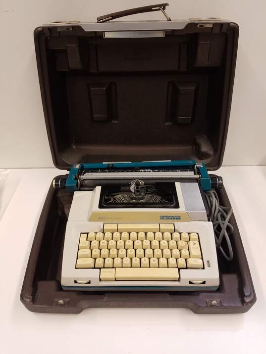 Smith Corona Coronamatic 2200 Electric Typewriter w/ Case image number 1