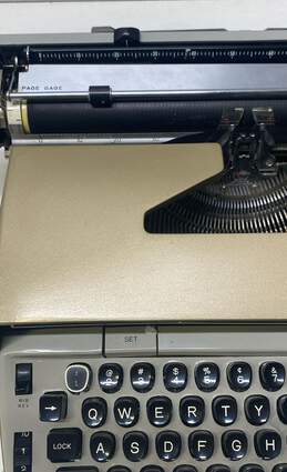Smith-Corona Electra 220 Typewriter With Case alternative image