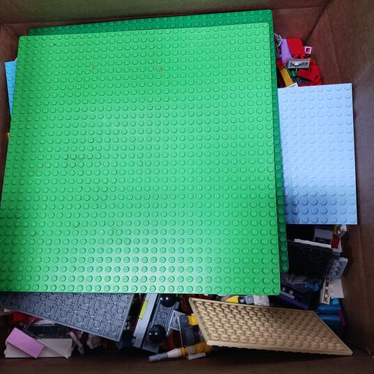 8.5 Pounds of Assorted Lego Bricks, Pieces and Parts image number 6
