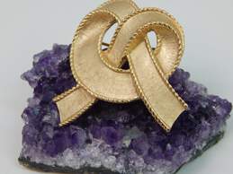 VNTG Crown Trifari Brushed Gold Tone Knot Ribbon Brooch 19.1g alternative image