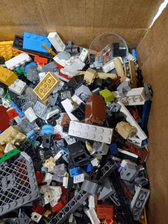 9.5lb Bulk of Assorted Lego Bricks, Pieces and Blocks image number 3