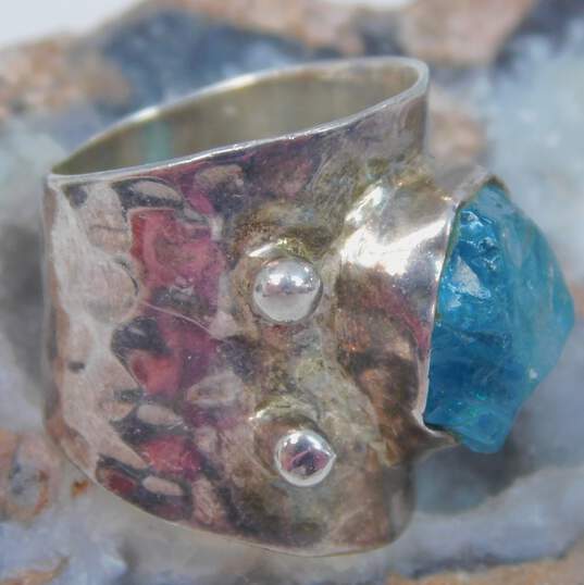 Artisan India 925 Raw Aquamarine Flower & Dotted Accents Hammered Wide Unique Band Ring 8.8g image number 3