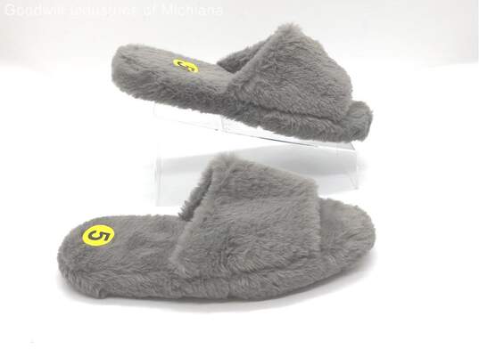 Women's Bearpaw Gray Slippers Size 5 image number 1