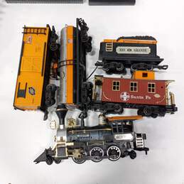 Lot of Assorted Lionel Train Cars & Track Pieces alternative image