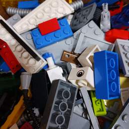 8 Pounds Of Assorted Lego Bricks & Pieces alternative image