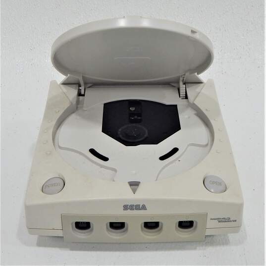 Sega Dreamcast Console Bundle w/Controllers Untested image number 3