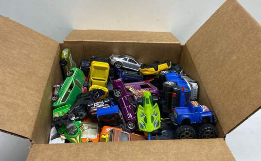 Lot of Assorted Die Cast Toy Cars image number 1