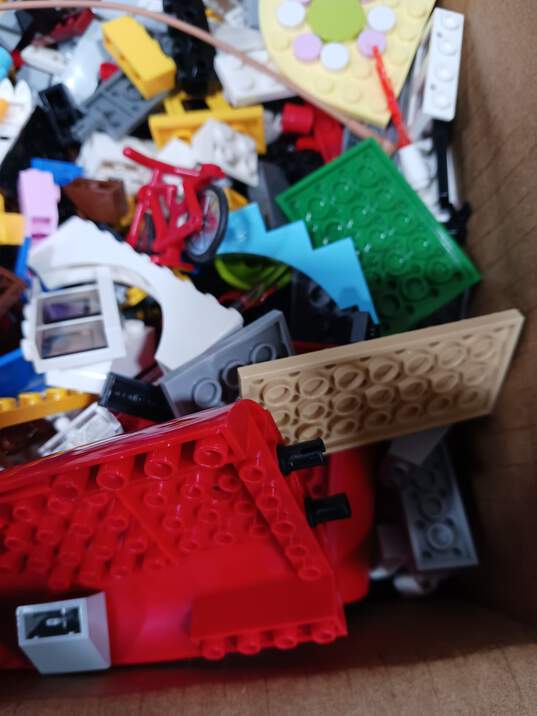 Lot of 7.5lbs of Assorted Building Blocks image number 4