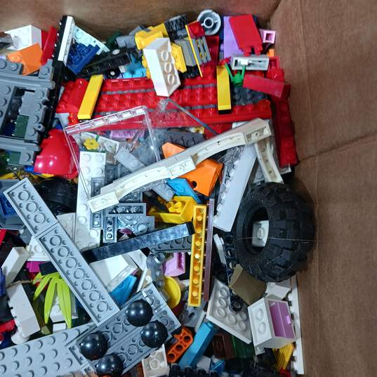8.5 Pounds of Assorted Lego Bricks, Pieces and Parts image number 3