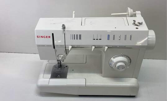 Singer 5825C Sewing Machine image number 1