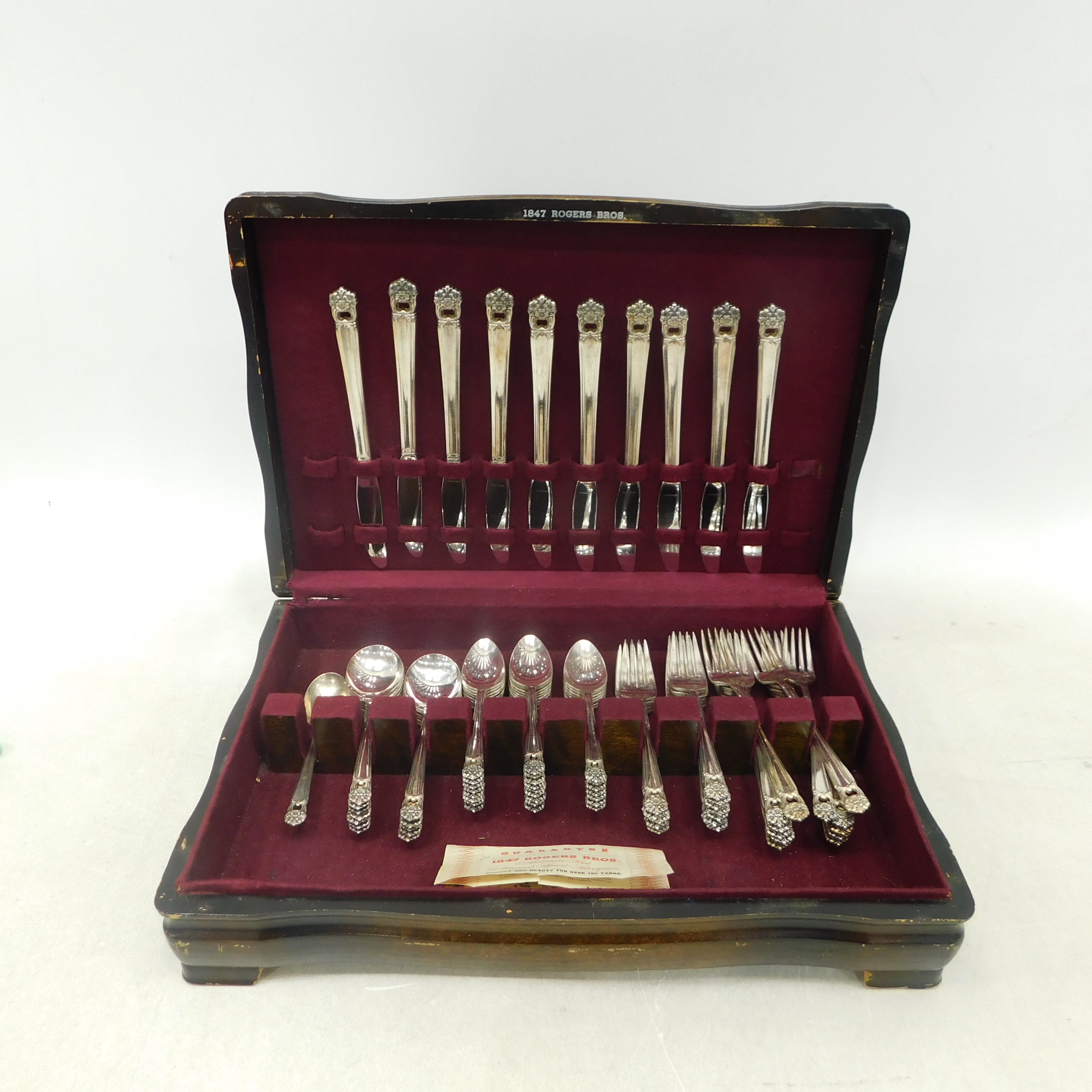 71 Pieces 1847 Rogers Bros Silverware Flatware Set Remembrance w Case